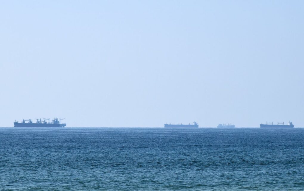 Image $125 Billion in Ships and Cargo Await Departure from the Persian Gulf