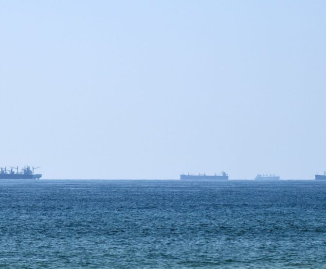 Image $125 Billion in Ships and Cargo Await Departure from the Persian Gulf