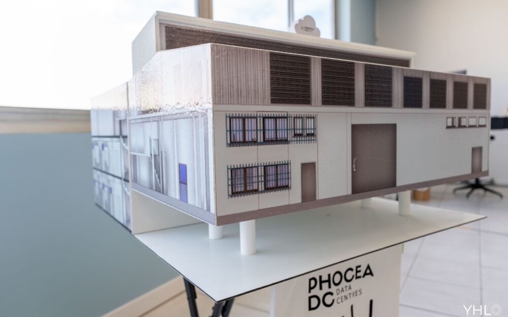 Scale model, reproduction of the exterior building of the data center.