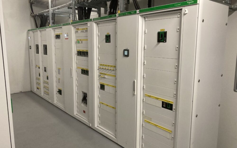 The UPS and electrical switchgear room, equipped by Schneider Electric using the PrismaSeT product line.